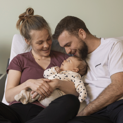 Eine Familie nach der Geburt im Wochenbettzimmer im Spital Bülach