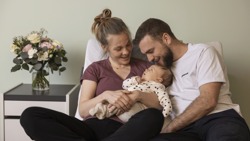 Eine Familie nach der Geburt im Wochenbettzimmer im Spital Bülach
