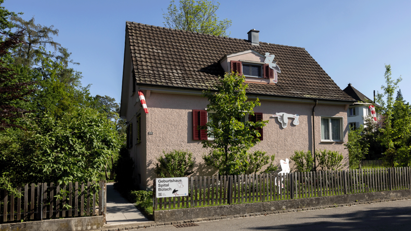 Aussenansicht des Geburtshauses des Spitals Bülach mit offenem Gartentor
