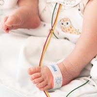 Neugeborenes auf der Neonatologie mit Sensoren