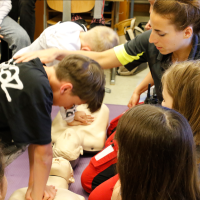 Erste Hilfe Training für Schüler: der Schule Allmend Bülach durch den Rettungsdienst Bülach
